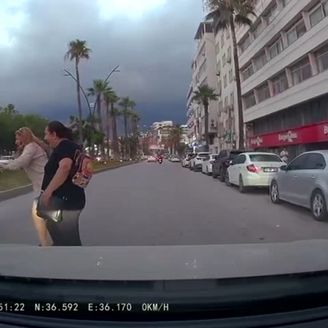 Hatay'da yaya geçidinde skuterli çocuğa motosiklet çarptı