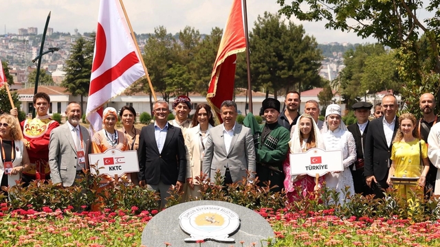12 ülkenin halk dansları ekipleri Samsun'da
Ekipler, Başkan Doğan'ın misafiri oldu