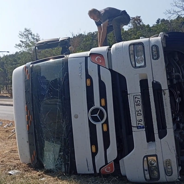 Amasya'da elektronik eşya yüklü tır devrildi