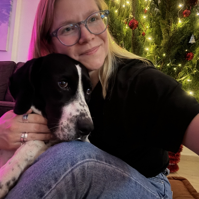 Rus kadın 4 ay önce kaybolan köpeğini 4 ilçede arıyor, binlerce afiş bastır...