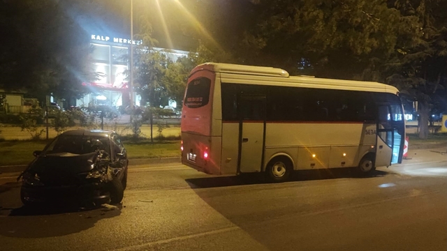 Ters yönden gelen alkollü sürücü servis minibüsüne çarptı