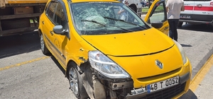 Menteşe'de park halindeki araçlara çarpan taksinin sürücüsü yaralandı