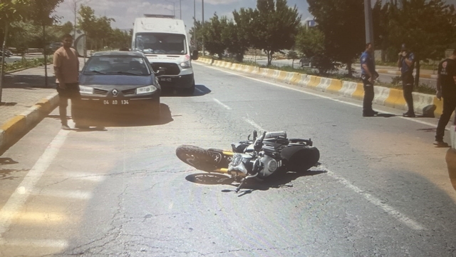 Patnos'ta motosiklet sürücüsü metrelerce sürüklendi