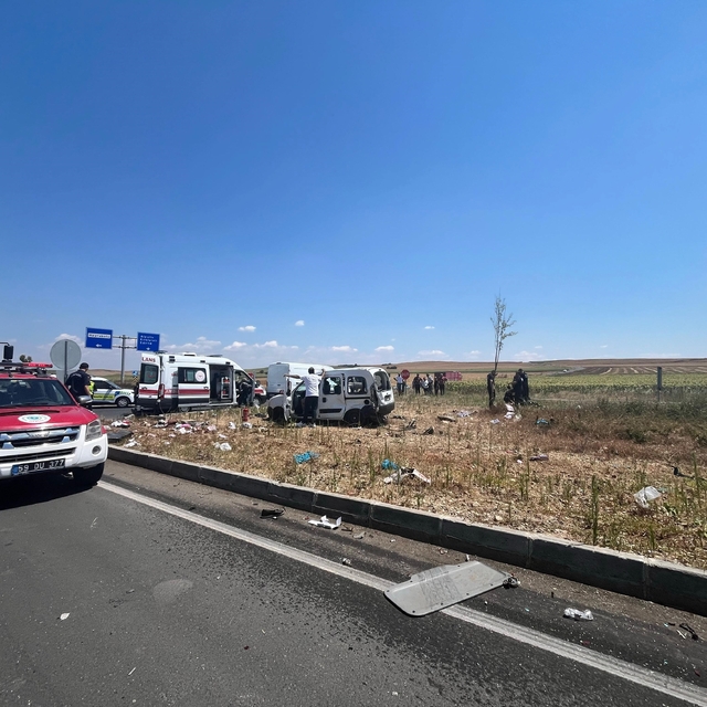 Tekirdağ'da kamyon ile otomobil çarpıştı: 2 ölü, 3 yaralı