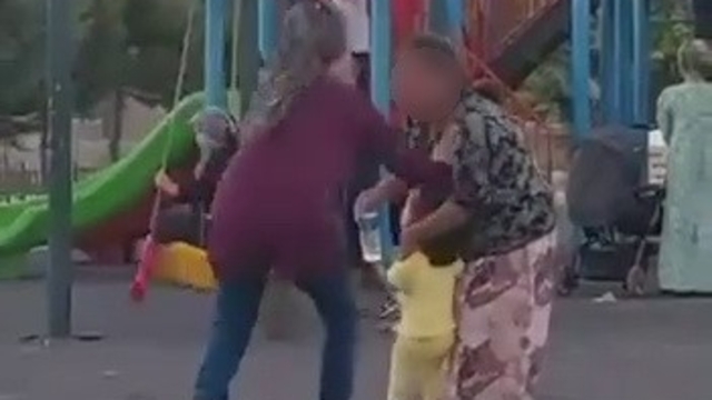 Ağlayan çocuğu sakinleştirmeye çalışan engelli kadın dayak yedi