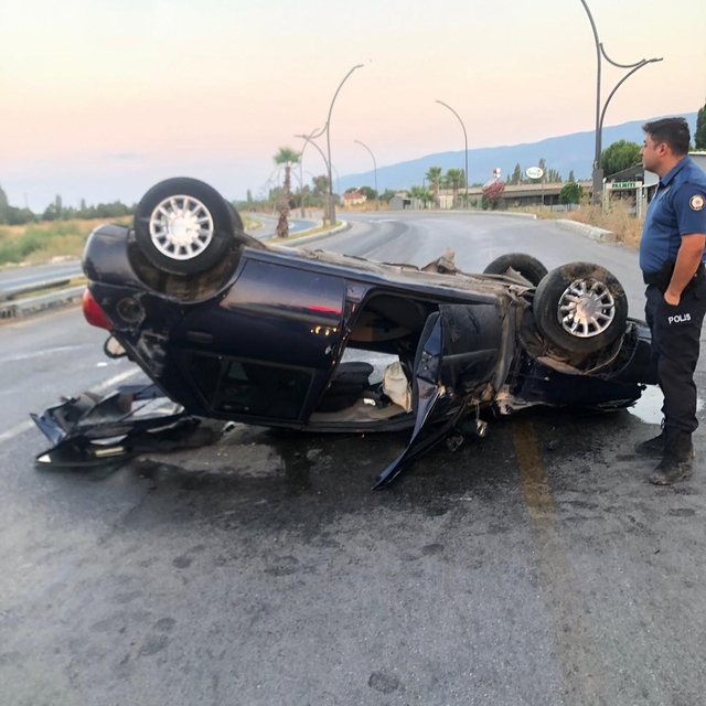 Ters dönen otomobildeki sürücü, sıkıştığı yerden kurtarıldı