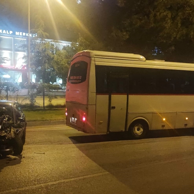 Ters yönden gelen alkollü sürücü servis minibüsüne çarptı