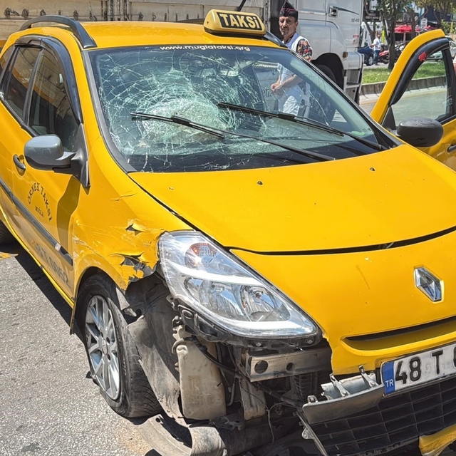 Menteşe'de park halindeki araçlara çarpan taksinin sürücüsü yaralandı