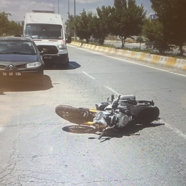 Patnos'ta motosiklet sürücüsü metrelerce sürüklendi