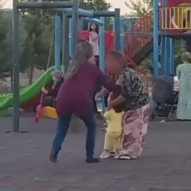 Ağlayan çocuğu sakinleştirmeye çalışan engelli kadın dayak yedi