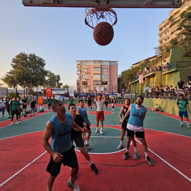Gölcük'te potalar sokak basketbolu için kuruluyor