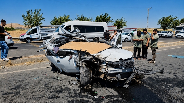 TIR'a arkadan çarpan otomobilin sürücüsü ağır yaralandı