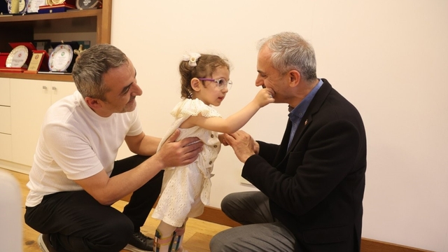 Minik Lina'nın tedavi yolculuğuna destek