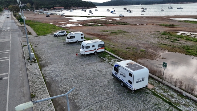 Ayvalık'ta karavanlara yeni düzenleme
UKOME'den karavanlara Ayvalık'ta yol kenarına park yasağı kararı