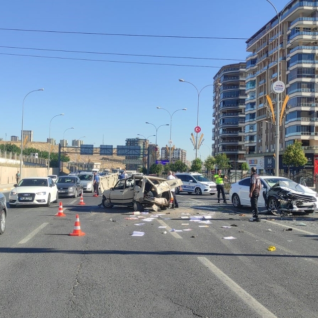 Şanlıurfa'da 4 aracın karıştığı zincirleme kazada 1 kişi yaralandı