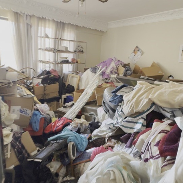 Kuşadası'nda çöp evden 2,3 ton atık çıkarıldı