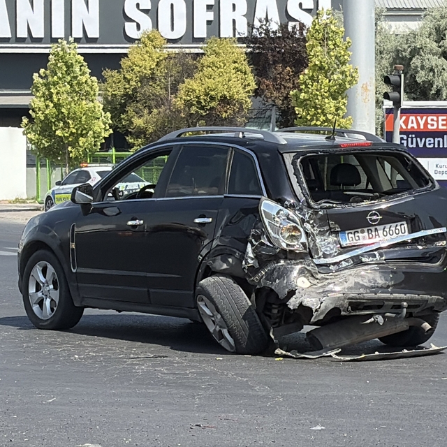 Yolcu minibüsü ile otomobil çarpıştı: 8 yaralı
