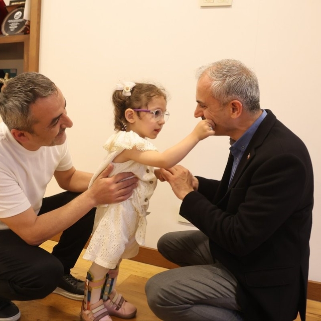 Minik Lina'nın tedavi yolculuğuna destek