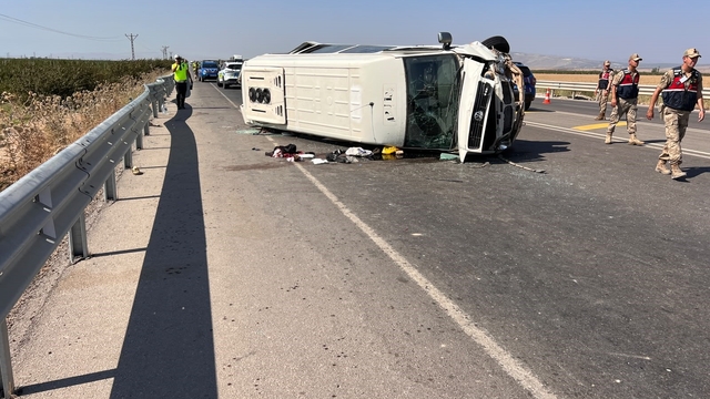 Tarım işçilerini taşıyan minibüs devrildi: 1'i ağır 5 yaralı