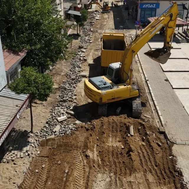 Yenipazar'da yol yenileme çalışmaları Yörük Ali Efe Caddesi'nde sürüyor