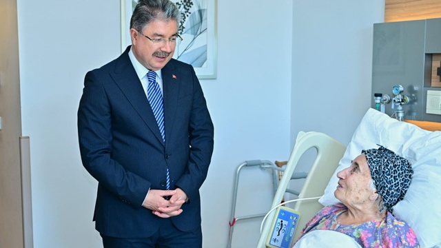 Vali Dr. Erdinç Yılmaz'dan şehit annesine hastanede ziyaret