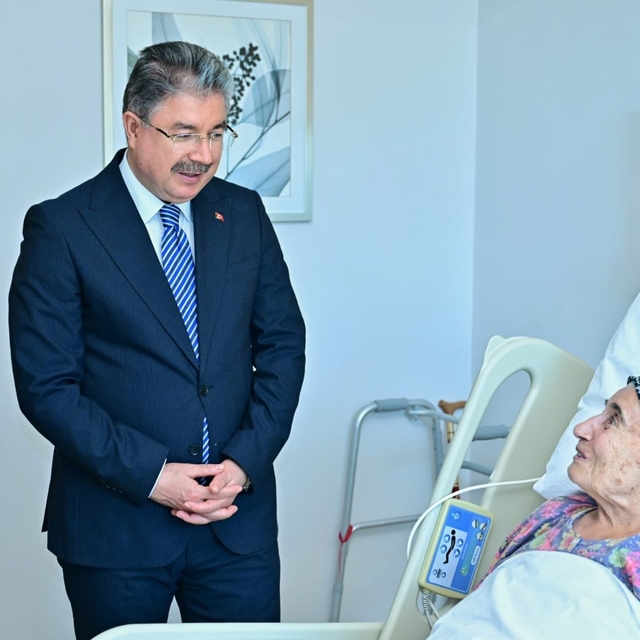 Vali Dr. Erdinç Yılmaz'dan şehit annesine hastanede ziyaret
