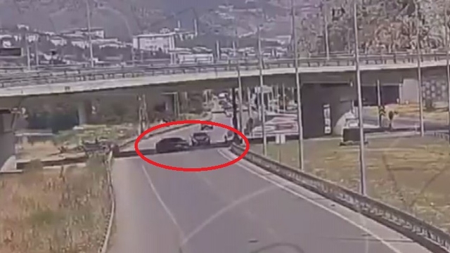 Geri manevra yapan otomobilin, başka bir araçla çarpıştığı kaza kamerada
