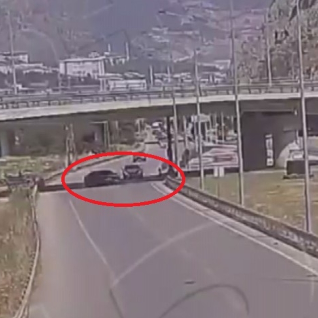Geri manevra yapan otomobilin, başka bir araçla çarpıştığı kaza kamerada