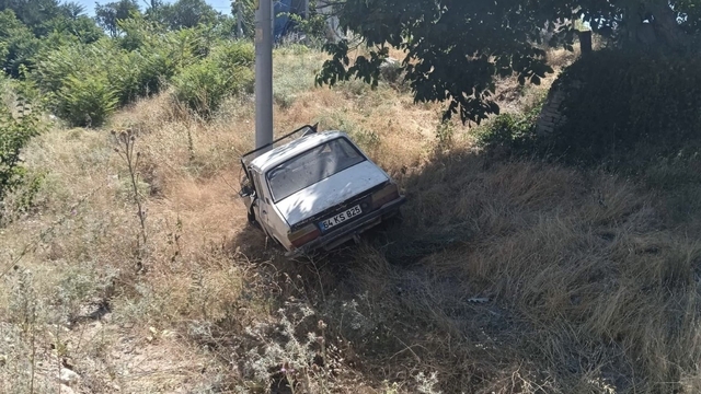 Uşak'ta yoldan çıkan otomobil elektrik direğine çarptı: 4 yaralı