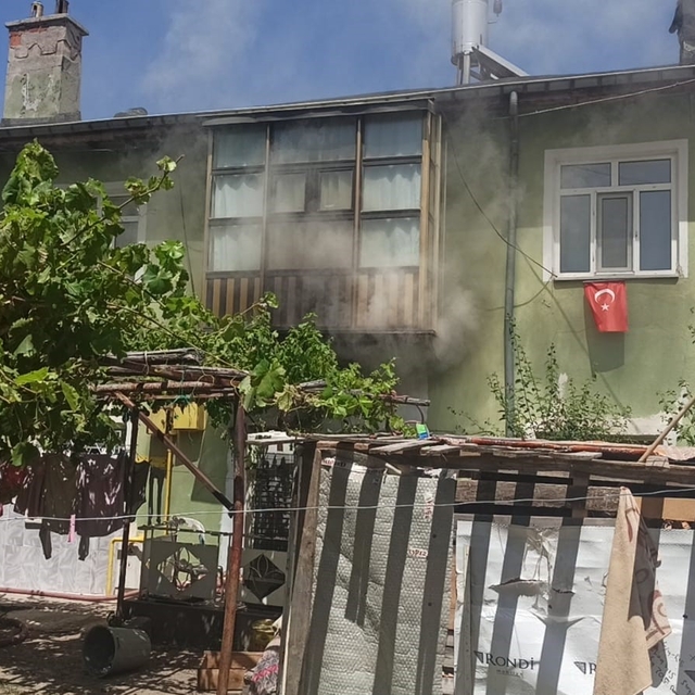 Evde yangın çıktı, kilitli kalan 5 çocuk kurtarıldı
