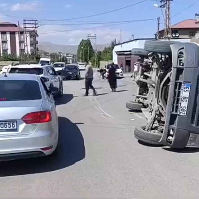 Yüksekova'da trafik kazası: 3 yaralı