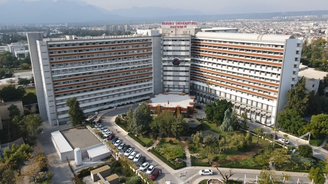 Akdeniz Üniversitesi'nde rahim nakli yapılan hastada organ reddi gelişti
Akdeniz Üniversitesi Rektörlüğü:
"Doku uyumunun tam olduğu M.B. isimli hastamıza nakledilen rahimde, immünolojik nedenlere bağlı organ reddi gelişmiştir"
"Hastamızın yaşamını riske atmamak amacıyla, nakledilen rahim ameliyatın ikinci gününde çıkarılmak zorunda kalınmıştır. Genel sağlık durumu iyi olan hastamızın tedavisi servisimizde devam etmektedir"