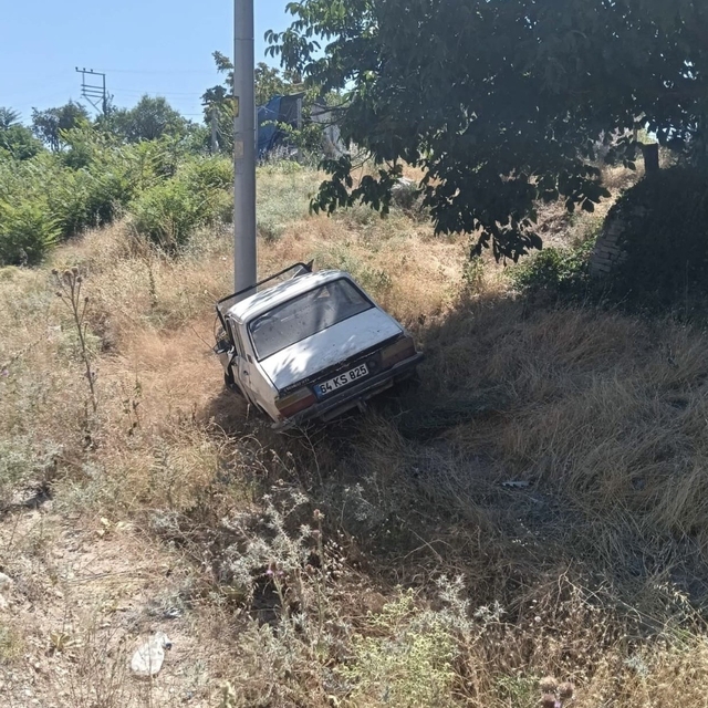 Uşak'ta yoldan çıkan otomobil elektrik direğine çarptı: 4 yaralı