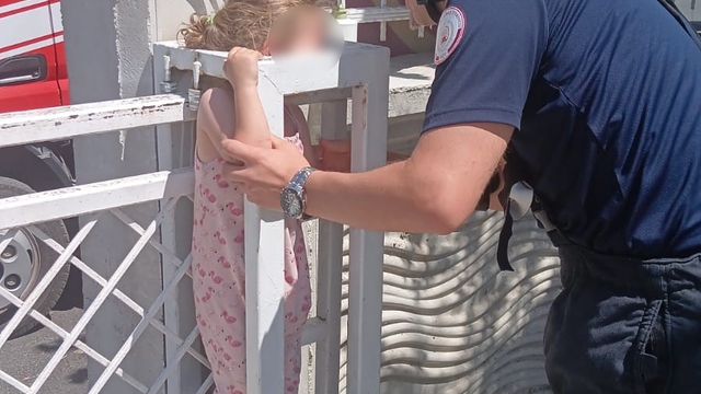 Kafası kapıya sıkışan 4 yaşındaki çocuğun imdadına itfaiye yetişti