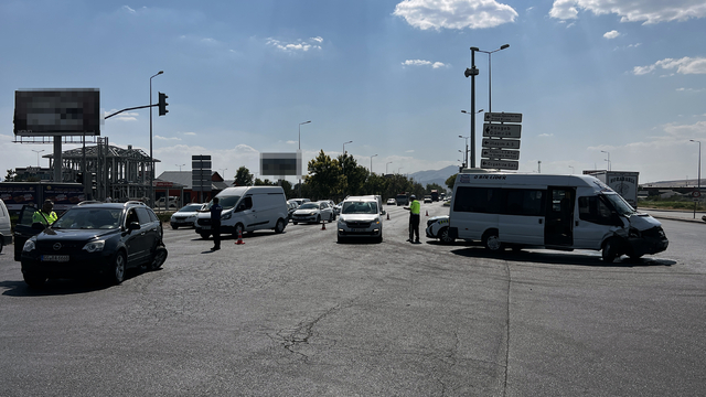 Kayseri'de yolcu minibüsü ile otomobil çarpıştı: 8 yaralı