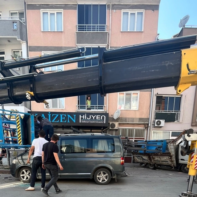 Yük asansörü minibüsün üzerine devrildi