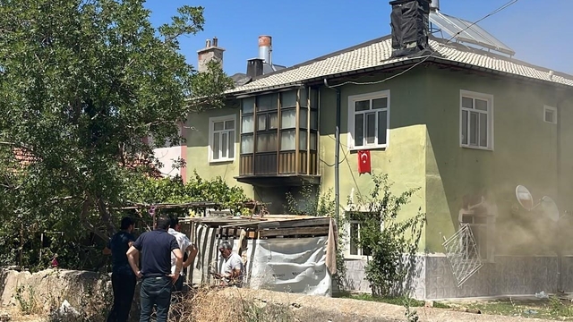 2 katlı evde yangın çıktı; içerideki 6 çocuğu itfaiyeciler kurtardı
