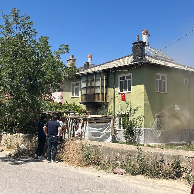 2 katlı evde yangın çıktı; içerideki 6 çocuğu itfaiyeciler kurtardı