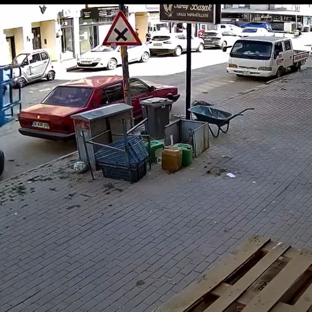 Eşya taşıma asansörünün minibüsün üzerine devrildiği anlar kamerada