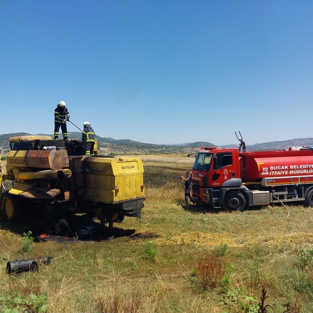 Burdur'da hasat yapan biçerdöver alevlere teslim oldu