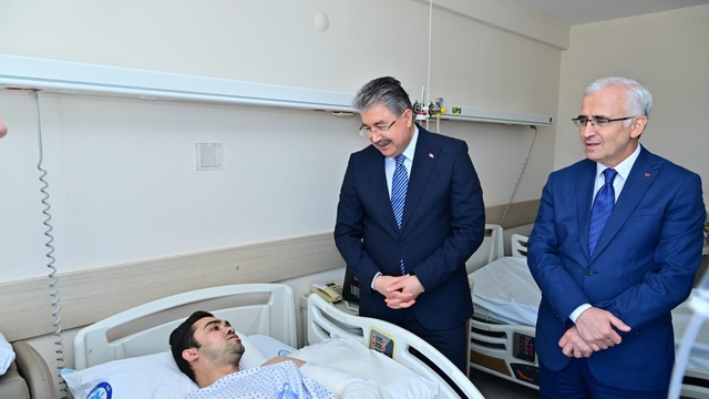 Vali Erdinç Yılmaz'dan yaralı itfaiyecilere ziyaret