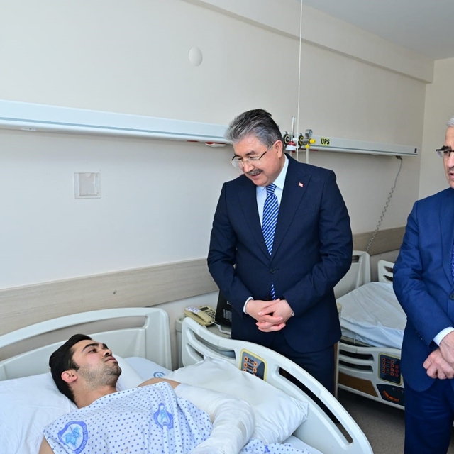 Vali Erdinç Yılmaz'dan yaralı itfaiyecilere ziyaret