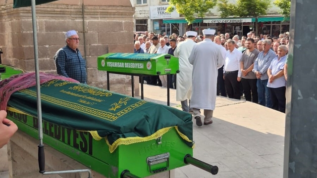 Teknenin alabora olması sonucu hayatını kaybeden 3 kişi yan yana son yolcuğuna uğurlandı