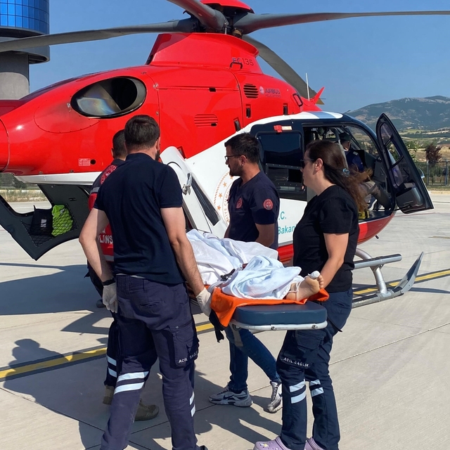 Tokat'ta kafa travması geçiren çocuk, helikopter ambulansla Ankara'ya sevk...