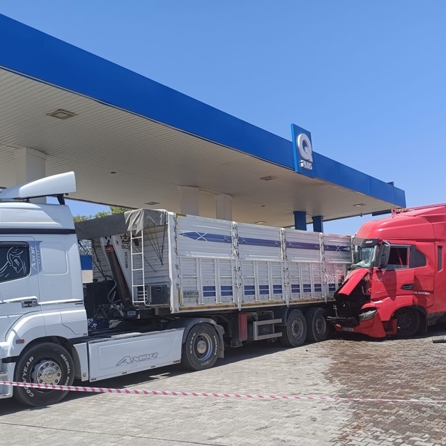 Baygınlık geçiren tır şoförü istasyonda yakıt alan başka bir tıra çarptı