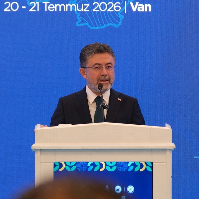Bakan Yumaklı: "Van Gölü'nün hazinelerini keşfetmek için değil korumak için...