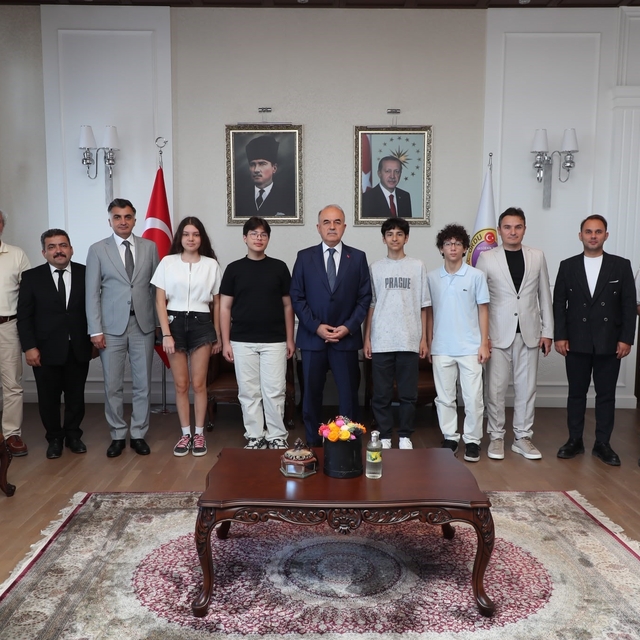 Vali Erol, LGS'de tam puan alan öğrencileri ağırladı
