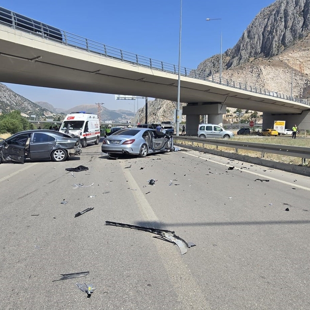Kavşağı kaçırdı kazaya yol açtı: 4 kişinin yaralandığı feci kaza kamerada