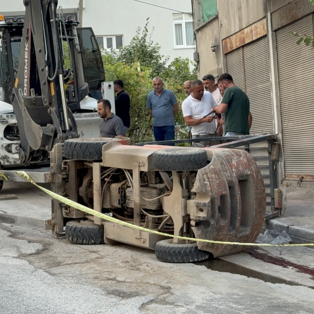 Forklift rampa aşağı inerken devrildi: 1'i ağır 2 yaralı