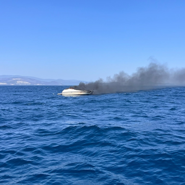 Didim açıklarında tekne yangını: 2 kişi denizden kurtarıldı
